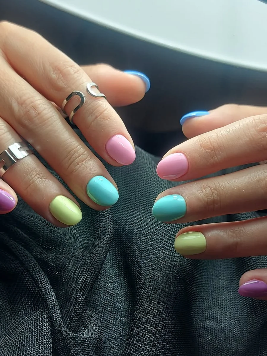 Pastel renklere boyanmış, kısa badem tırnaklar