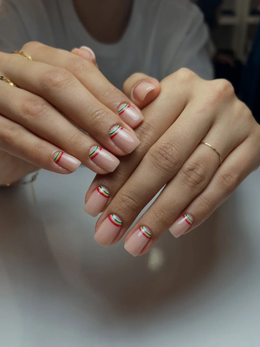 Kısa tırnaklarda ince renkli çizgi French detayı