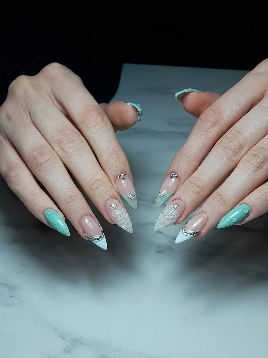 Mint yeşili ve sedef detaylı stiletto tırnaklar